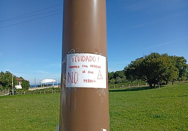 Uno de los carteles pegados por la ruta.