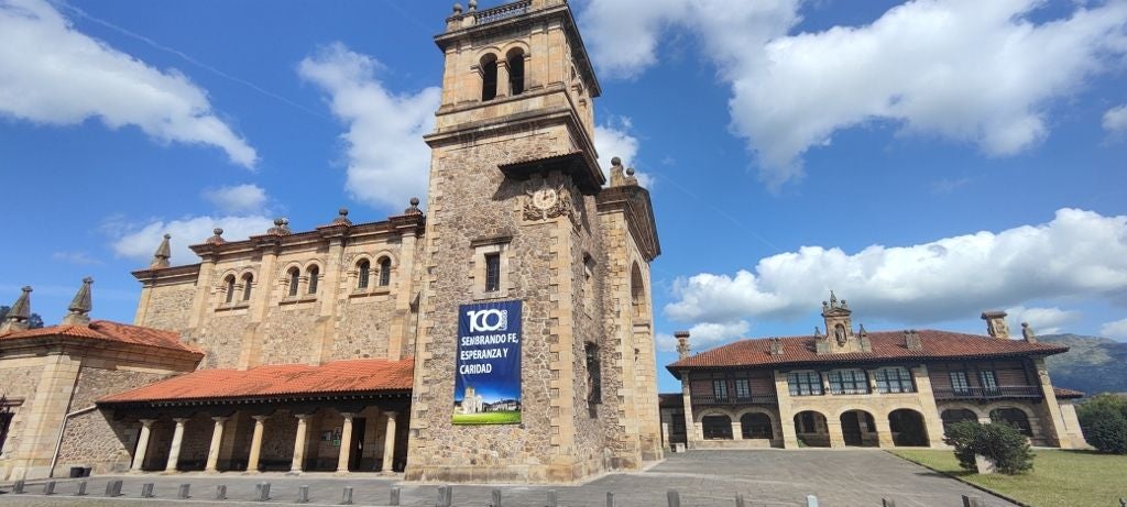 Iglesia y antiguo asilo de Los Corrales, conjunto histórico artístico.