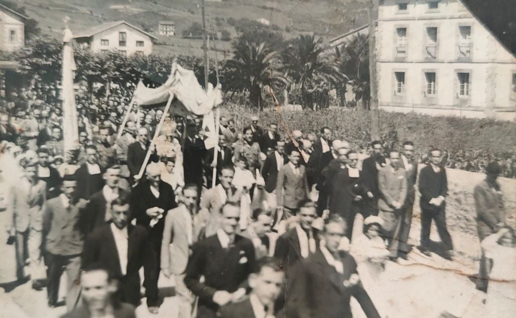Procesión hacia la iglesia con la plaza de la Constitución al fondo.