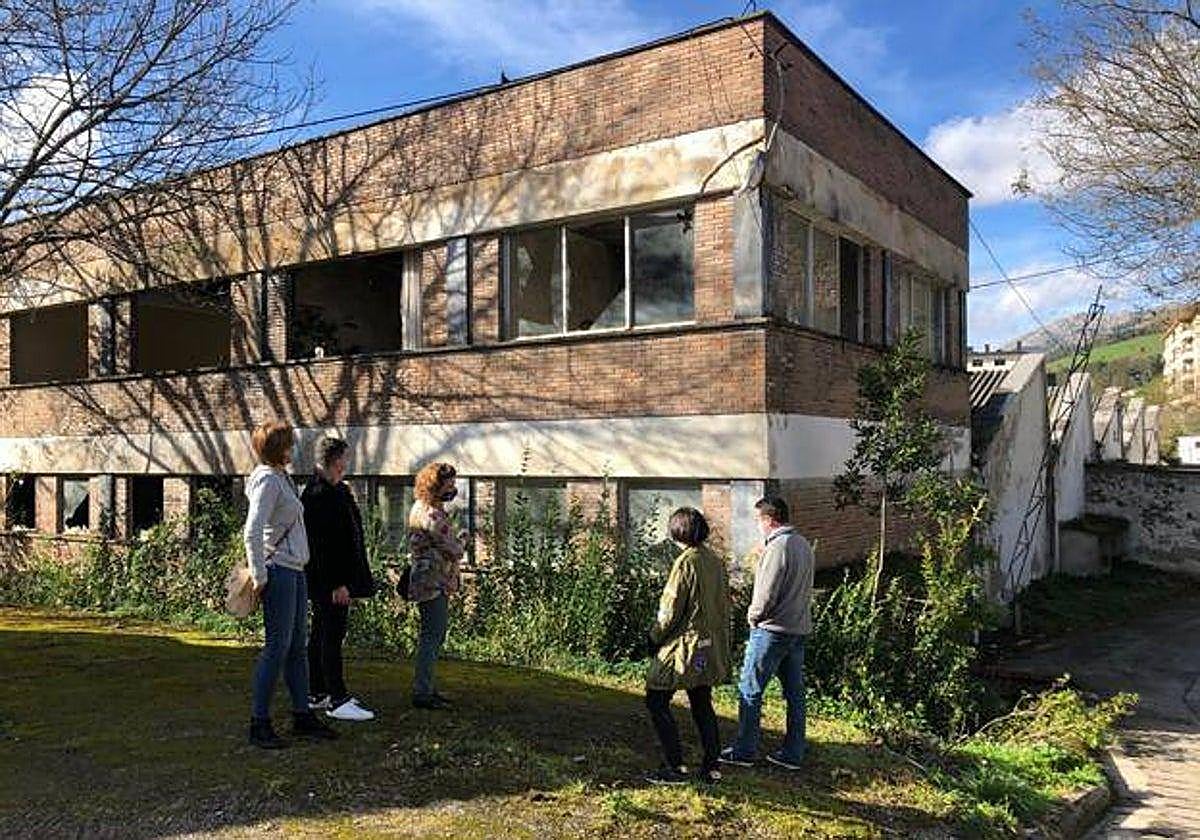 Estado en que se encuentra la antigua fábrica de Trefilería y Derivados de la localidad.