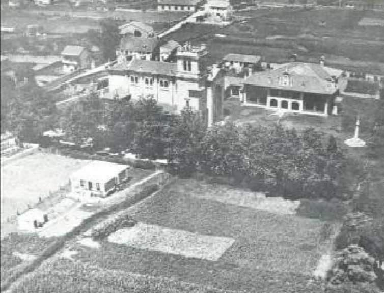 Vista aérea de la iglesia poco después de su inauguración, sin apenas edificios en su entorno.