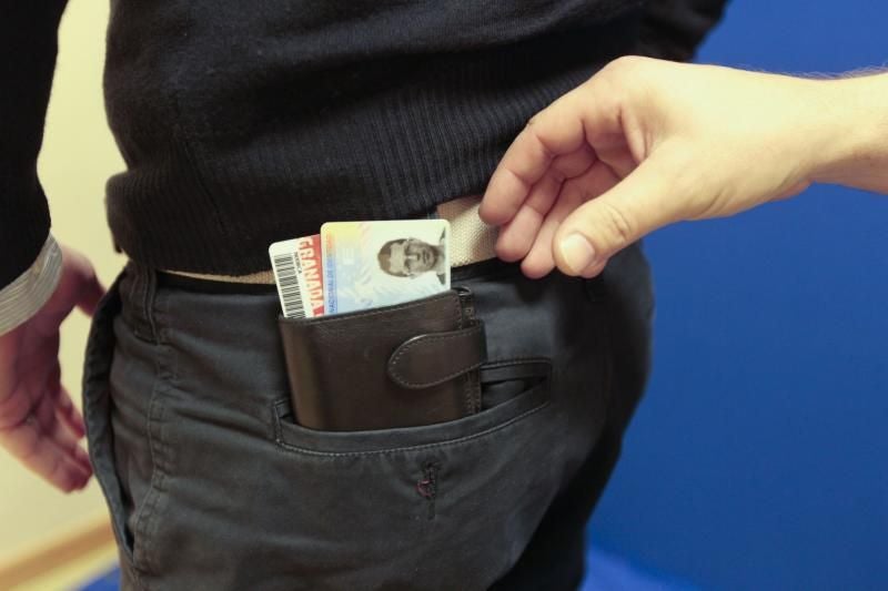 La cartera contenía la documentación de la víctima y 100 euros.