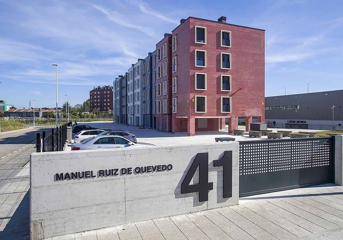El conocido como 'edificio de los albaneses', en la calle Manuel Ruiz de Quevedo, totalmente renovado.