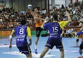 Andrés Moyano, lateral derecho del Bathco, se eleva para disparar por encima de Gedo y Gustavo.