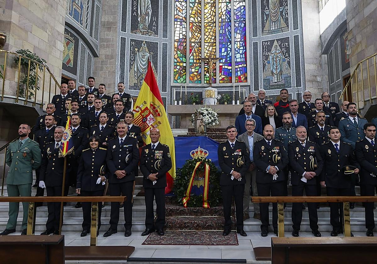 Los agentes de la Policía Nacional posan junto a las autoridades tras la misa de los Santos Ángeles Custodios.