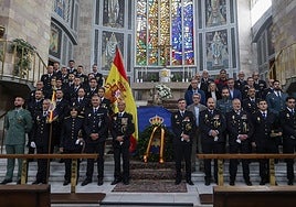Los agentes de la Policía Nacional posan junto a las autoridades tras la misa de los Santos Ángeles Custodios.