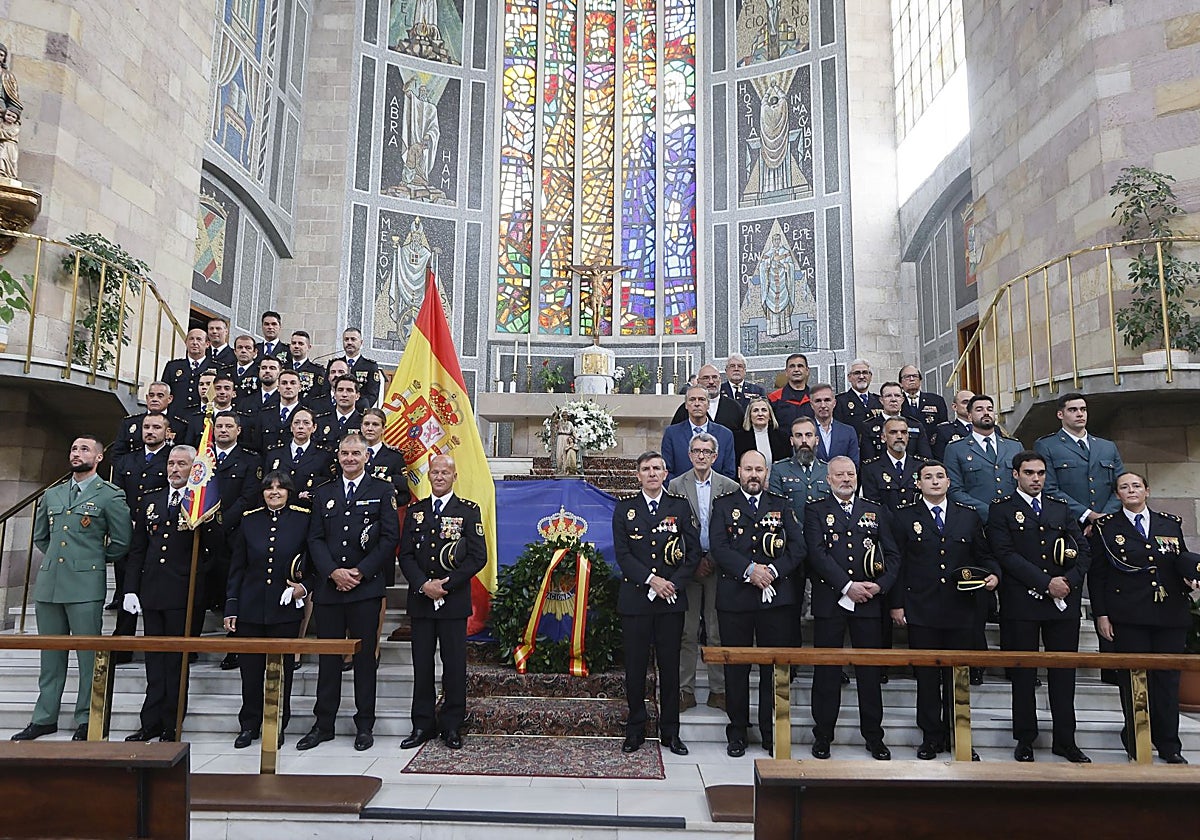 Policías nacionales posan junto a otros miembros de la corporación y de los Cuerpos y Fuerzas de Seguridad del Estado.