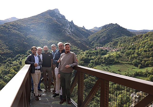 Autoridades, gerente, secretario, ingeniero y constructor, en la pasarela del nuevo mirador