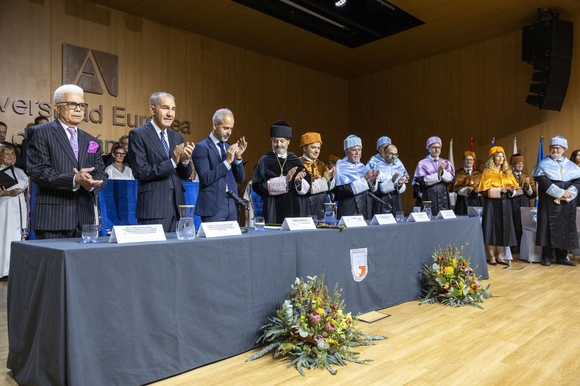 El viceministro administrativo y financiero del Ministerio de Educación Superior, Ciencia y Tecnología de República Dominicana, José Antonio Cancel, y el ministro de Educación Superior, Ciencia y Tecnología de este mismo país, Franklin García Fermín, -ambos a la izquierda- recibieron la Medalla de la Universidad.