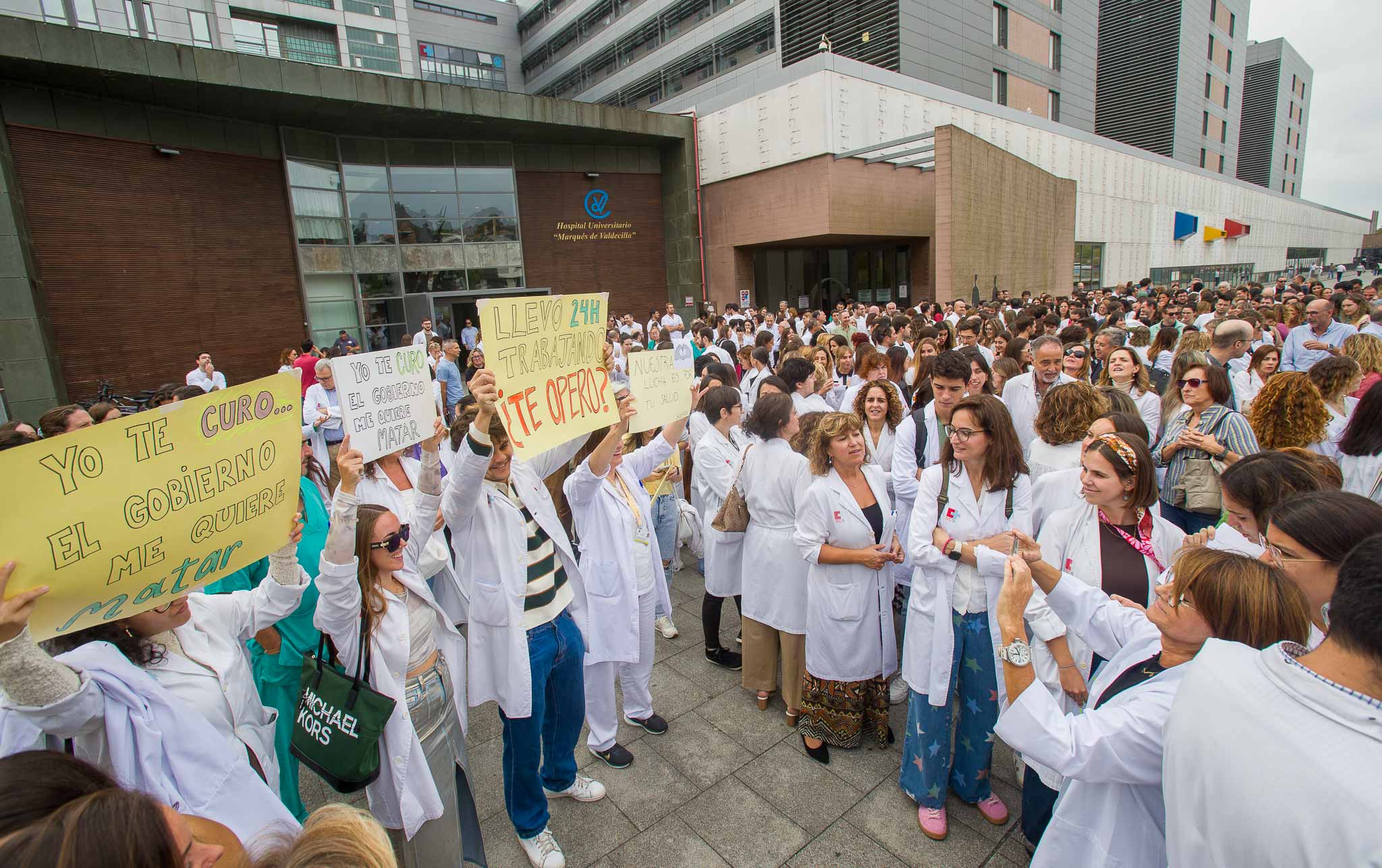 Algunos participantes han llevado pancartas con mensajes reivindicativos.