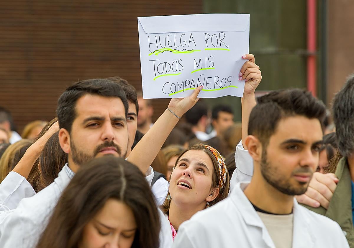 La concentración frente a Valdecilla, en imágenes