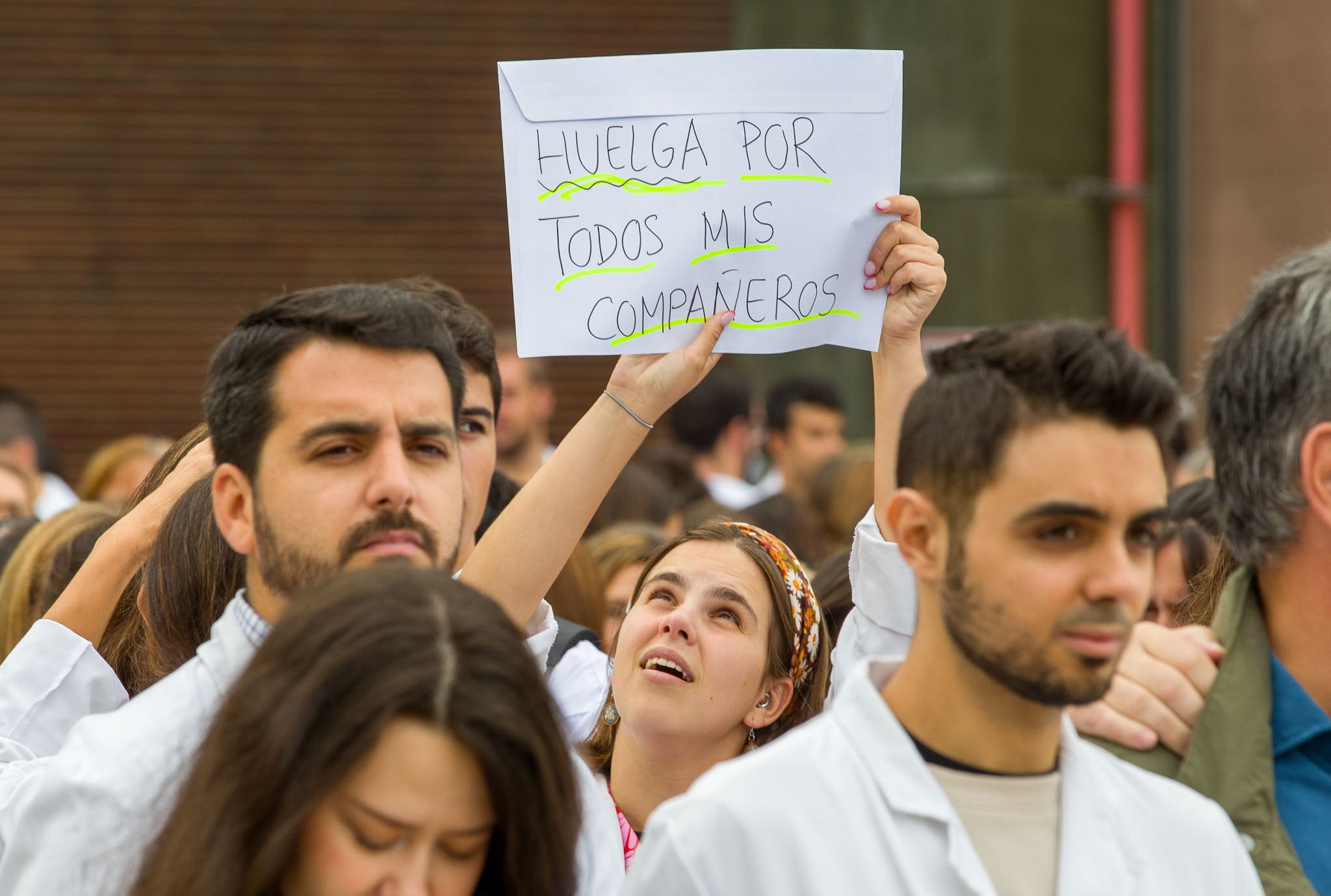 Casi medio millar personas han apoyado la protesta este mediodía en la explanada norte de Valdecilla.