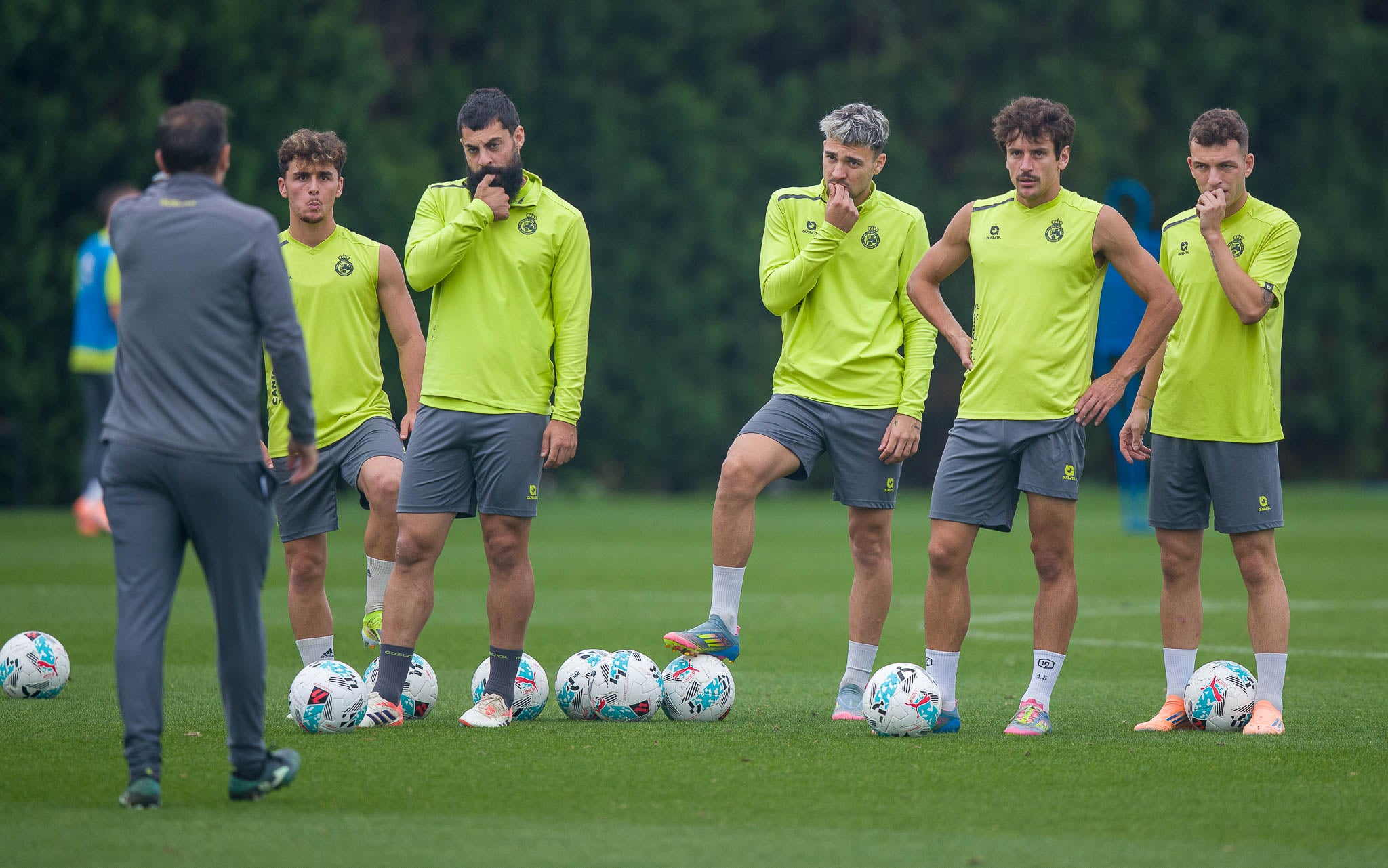 Pablo Álvarez da indicaciones a Yeray, Villalibre, Arana, Sangalli y Vicente. 