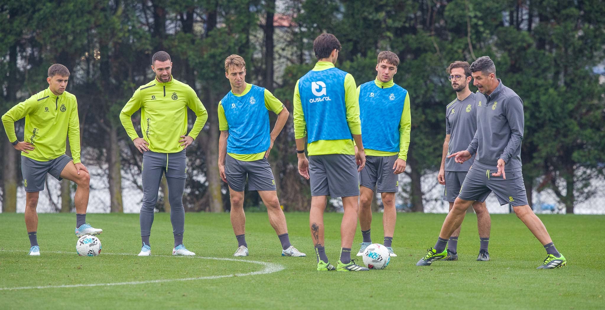 José Moratón explica la dinámica del ejercicio a varios jugadores de la plantilla. 