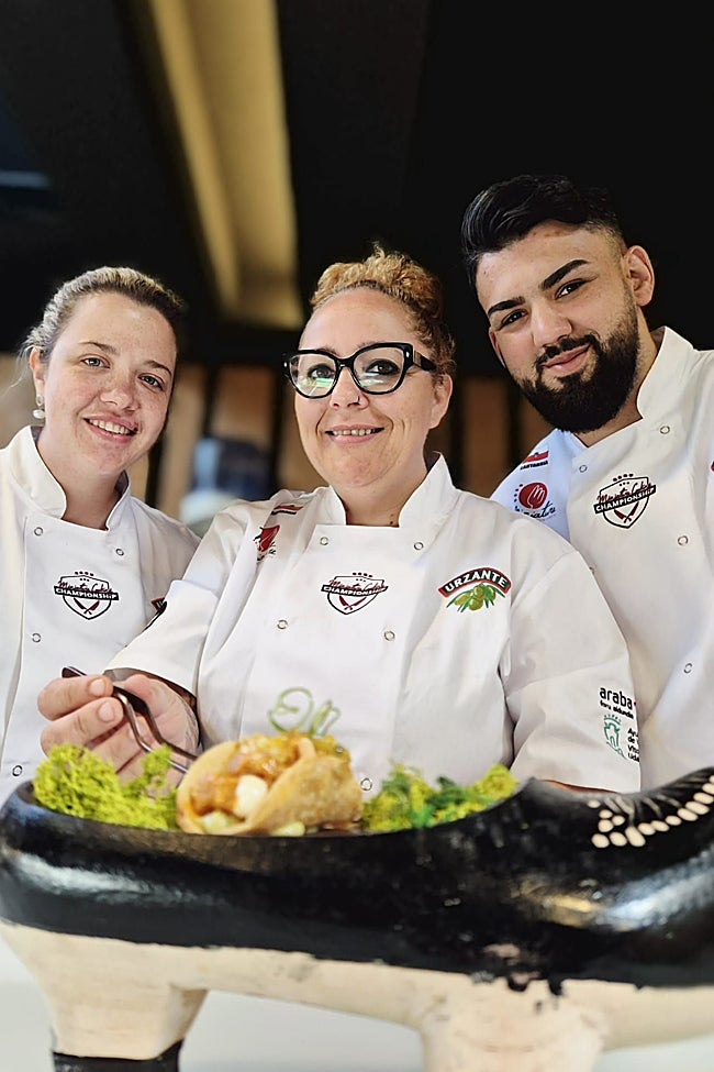 Rafaela Pierobon, Tamara Zubillaga y Kevin Díaz con su 'Marmi-taco' sobre una albarca.