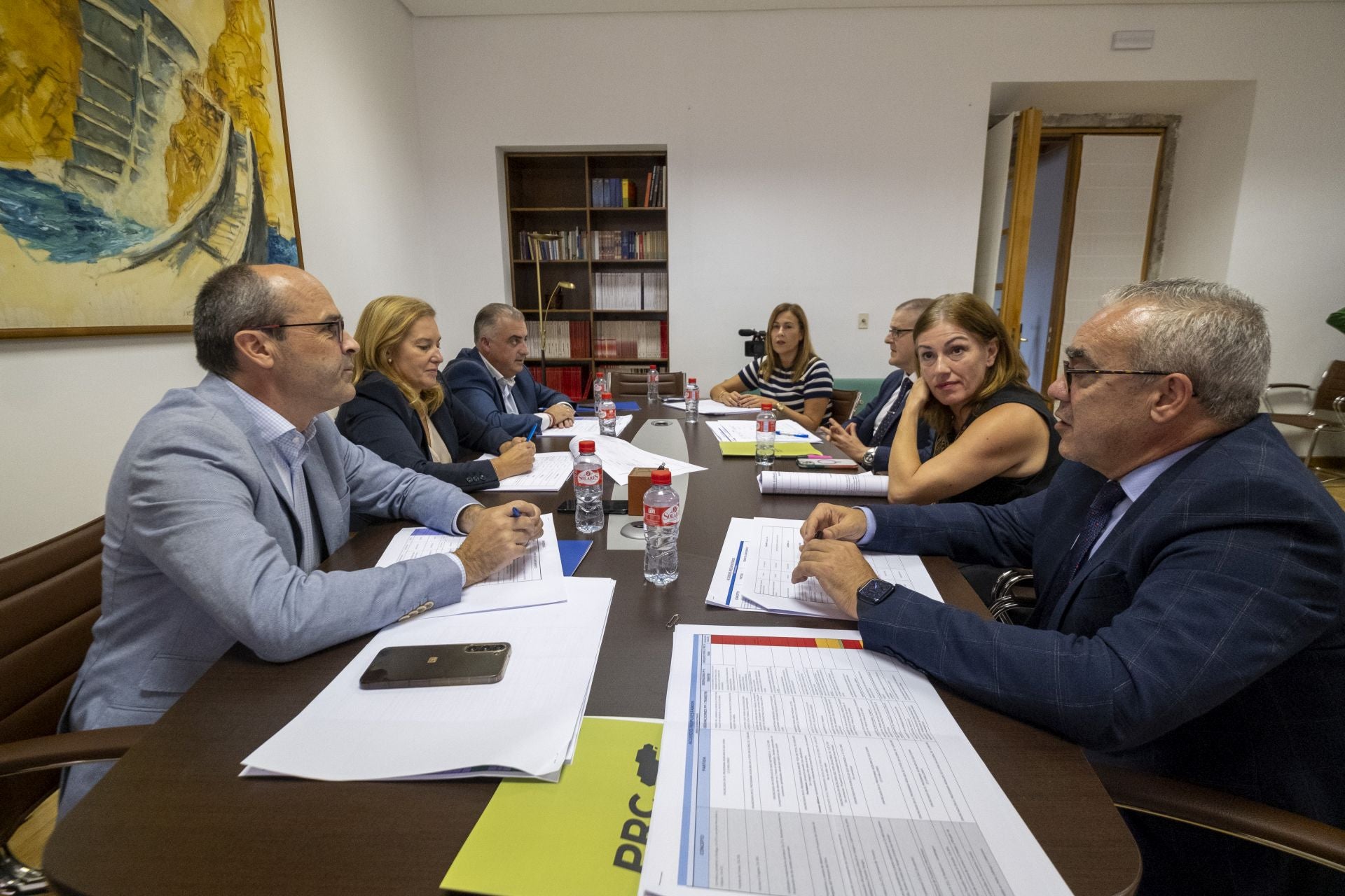De izquierda a derecha, Juan José Alonso, María José González Revuelta, Roberto Media, María Higuera, José Antonio Cobo, Rosa Díaz y Pedro Hernando, ayer, en la reunión PP-PRC.