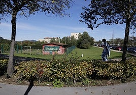 Un vecino camina junto a las parcelas donde se contempla la sede del Pctcan en Torrelavega, junto al campus universitario.