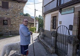Juanma Obregón, frente al cártel del último bar que cerró en Cotillo de Anievas: Casa Gutiérrez.