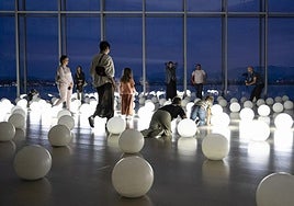 El Auditorio del Centro Botín alberga cientos de esferas luminosas de la instalación 'Globoscope'.