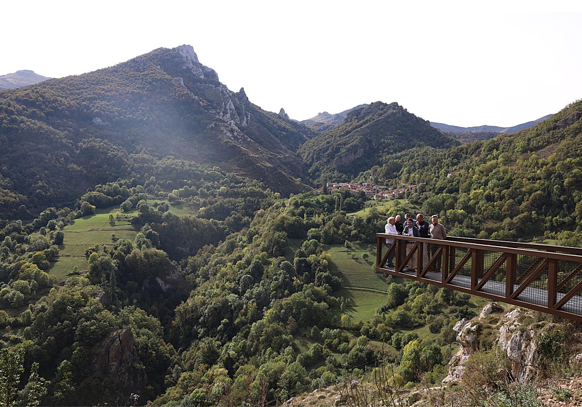 El mirador sobre el vacío y al fondo la localidad de Cucayo