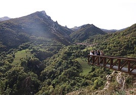 El mirador sobre el vacío y al fondo la localidad de Cucayo