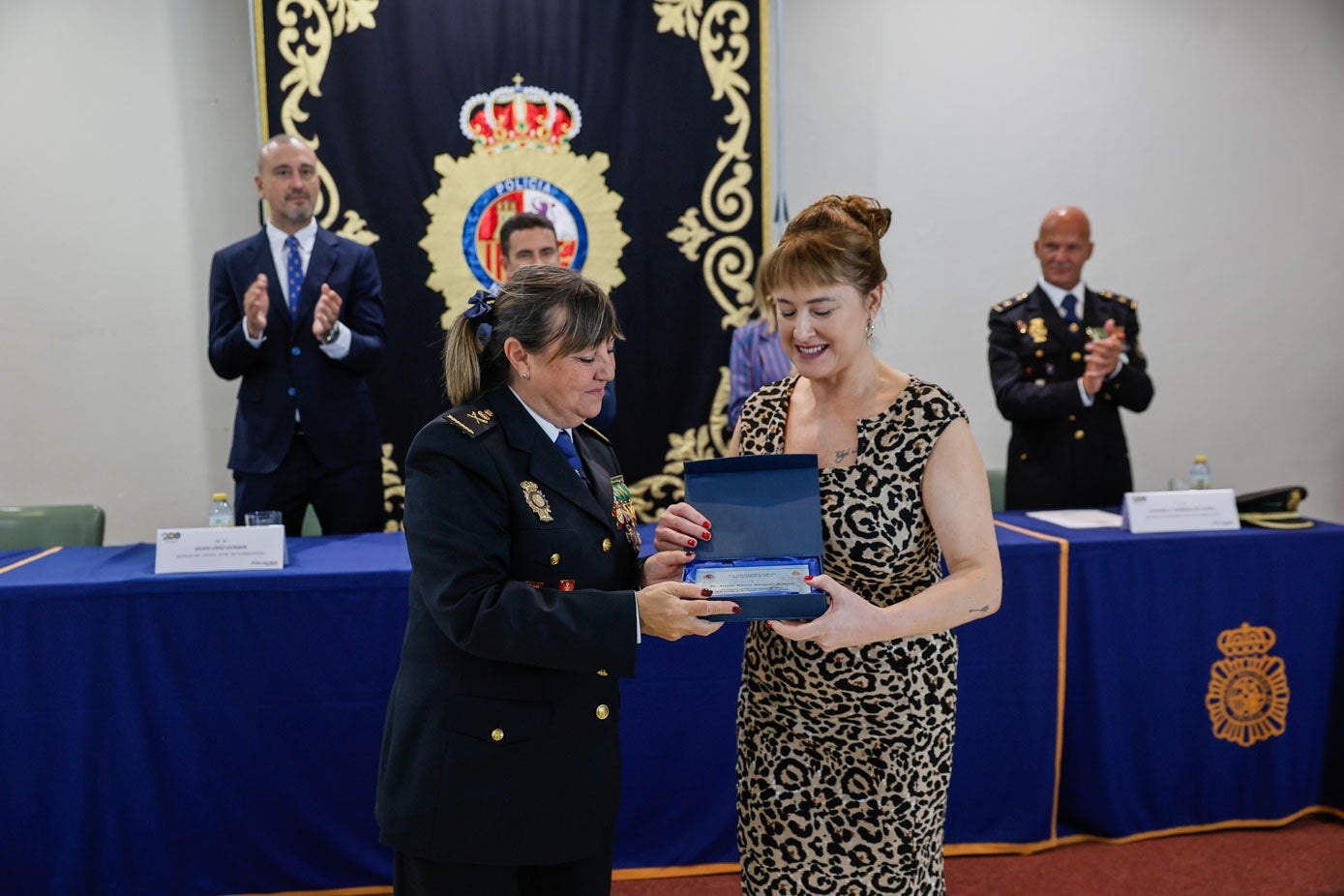 La jefa superior de Policía en Cantabria, María del Carmen Martínez Ruiz, le entrega un reconocimiento a María Teresa Sámano por su destacada labor en la Unidad de Documentación de Torrelavega.