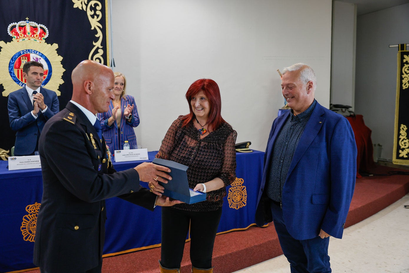 Chemelal fue el encargado de otorgarle el reconocimiento a Julián Crespo y Mercedes Muñoz, del kiosco Torrelavega,