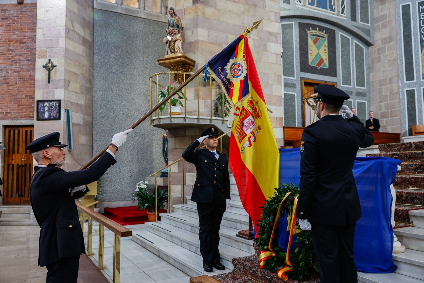 Policías nacionales durante el desfile de la bandera en homenaje a los caídos.
