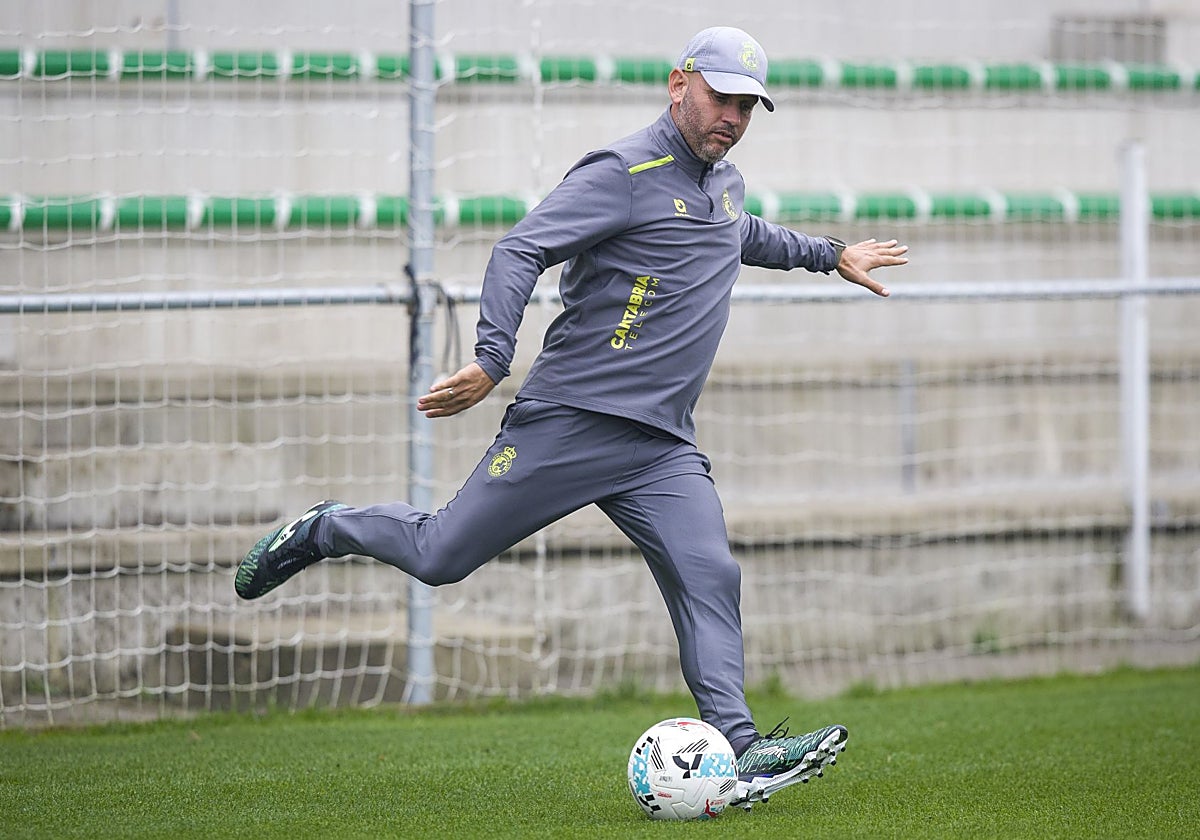 José Alberto, a punto de golpear el balón esta mañana durante el entrenamiento del Racing