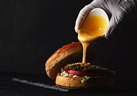 Una buena salsa casera puede personalizar una hamburguesa y llevarla a un nuevo nivel.