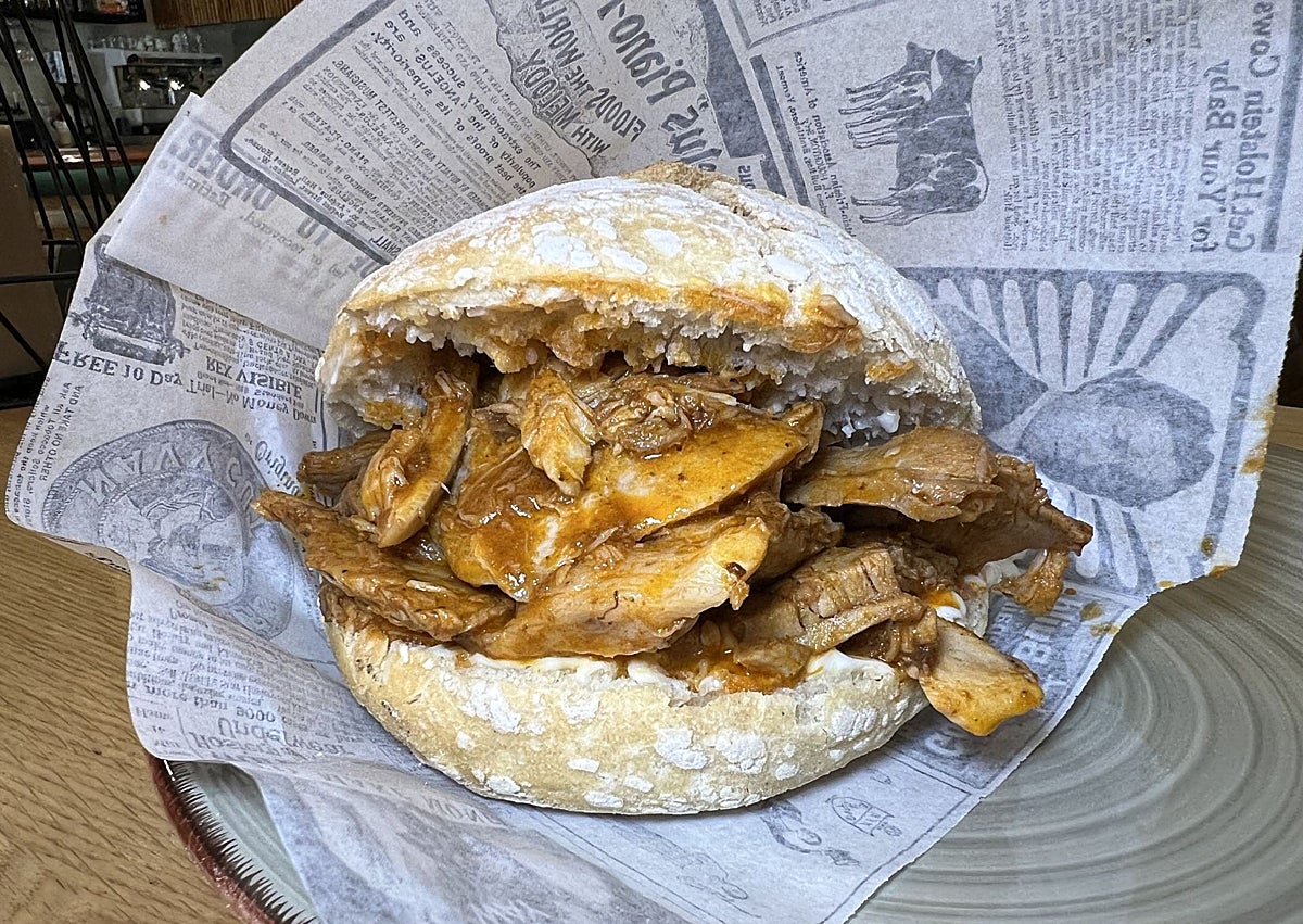 Imagen secundaria 1 - Ceviche clásico de corvina, sanguchón de cerdo y causa limeña.