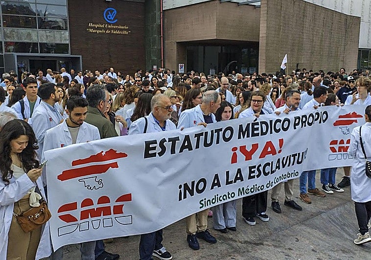 Los médicos se manifiestan este mediodía frente a Valdecilla.