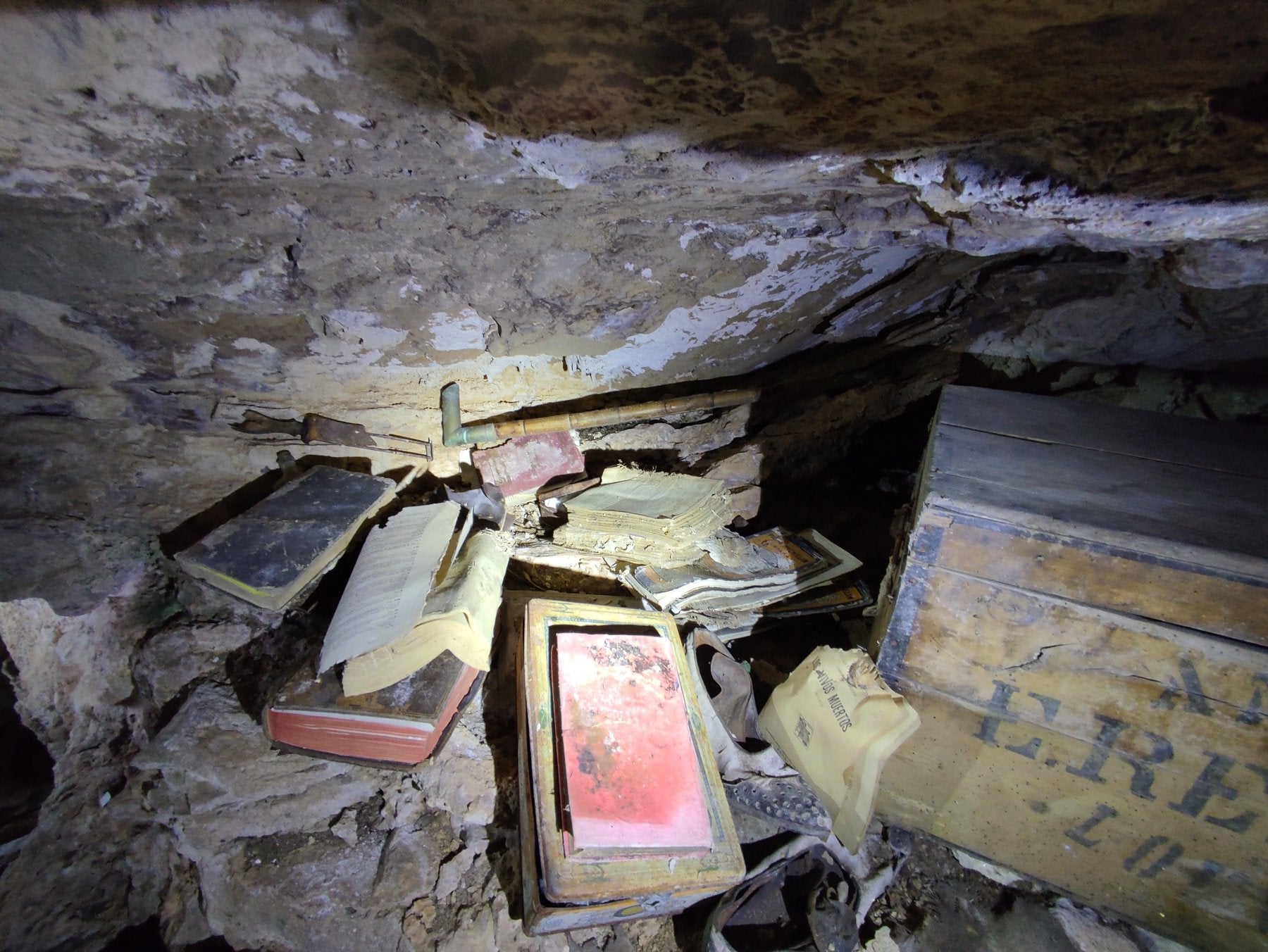 Objetos encontrados en la cueva de Treslasbasnás.