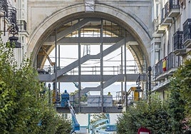 El emblemático arco del edificio, visto desde la calle Sanz de Sautuola, donde se centran los trabajos.