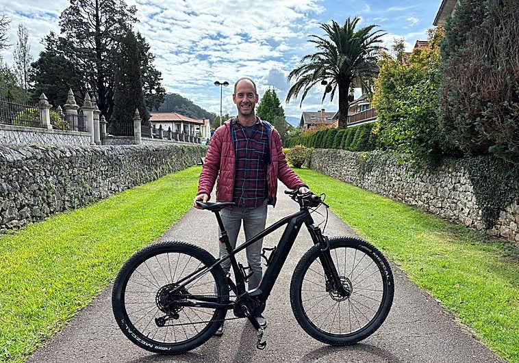 Iván Diego Arroyo posa con una bicicleta en la senda verde que atraviesa Puente Viesgo.