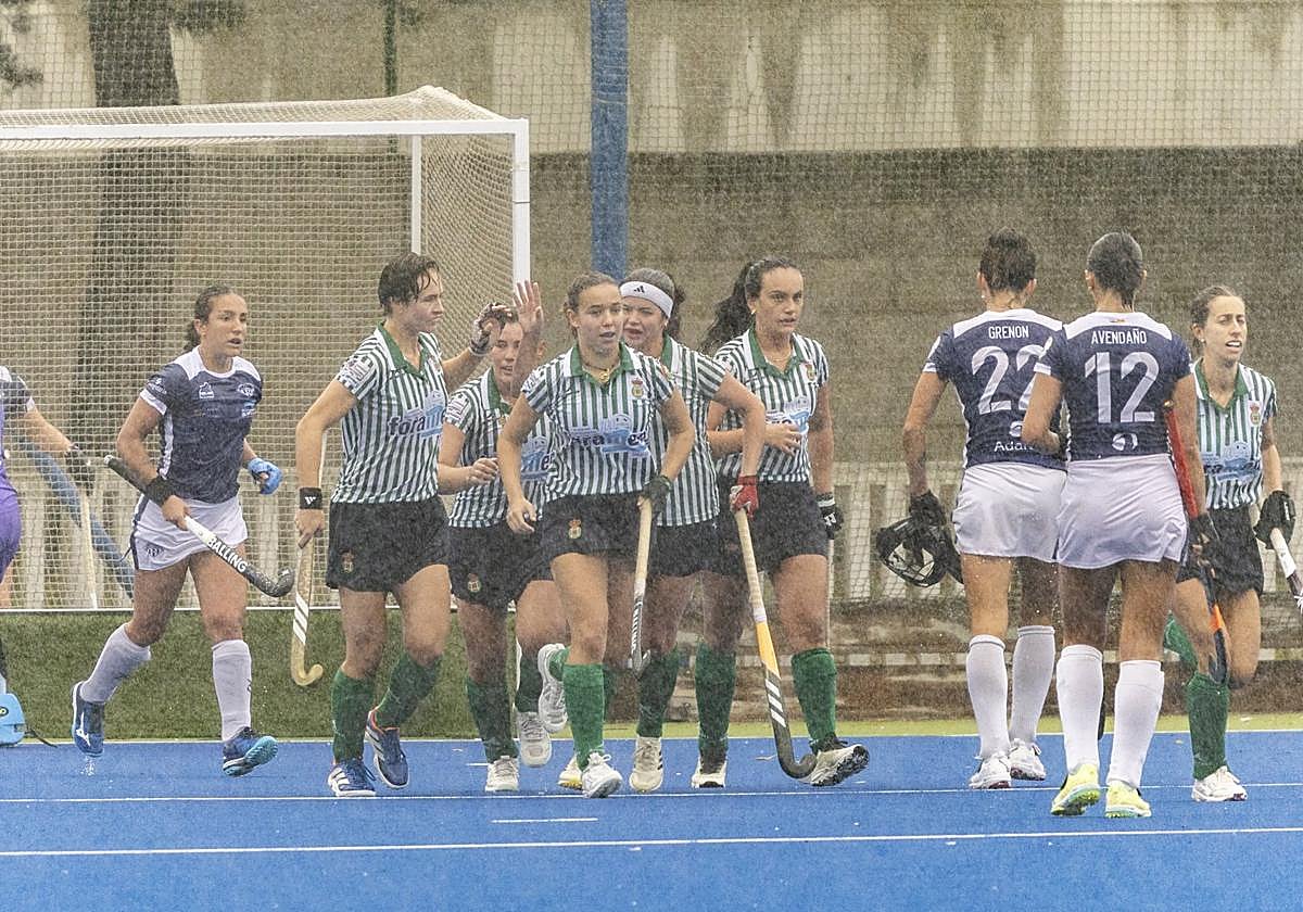 El tenis celebra uno de sus goles en medio del aguacero.