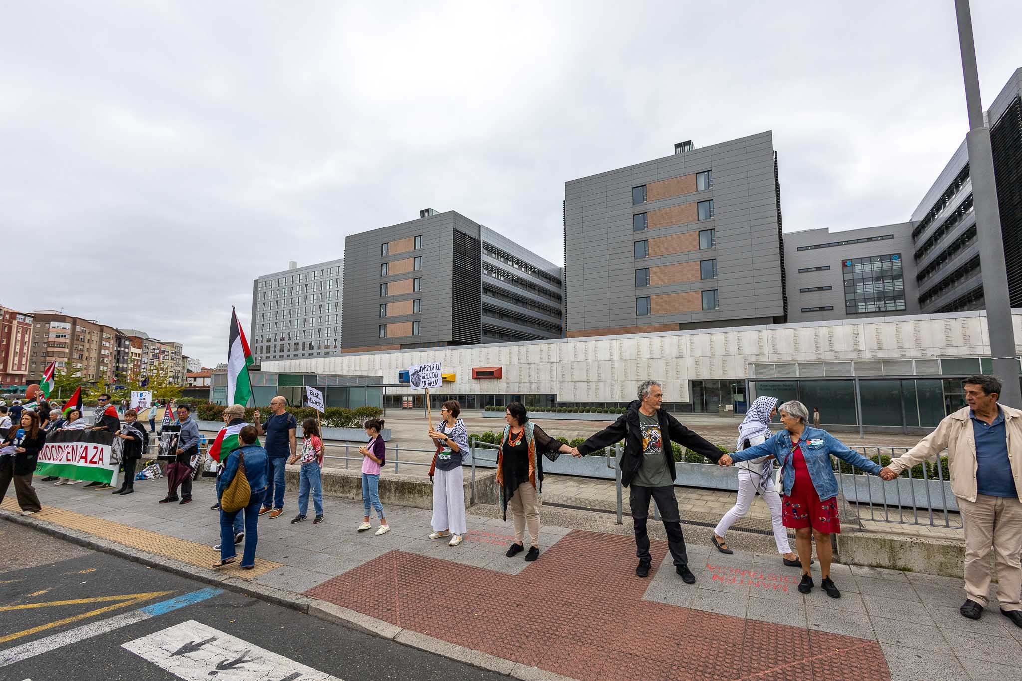 Una cadena humana rodea Valdecilla en apoyo a Palestina