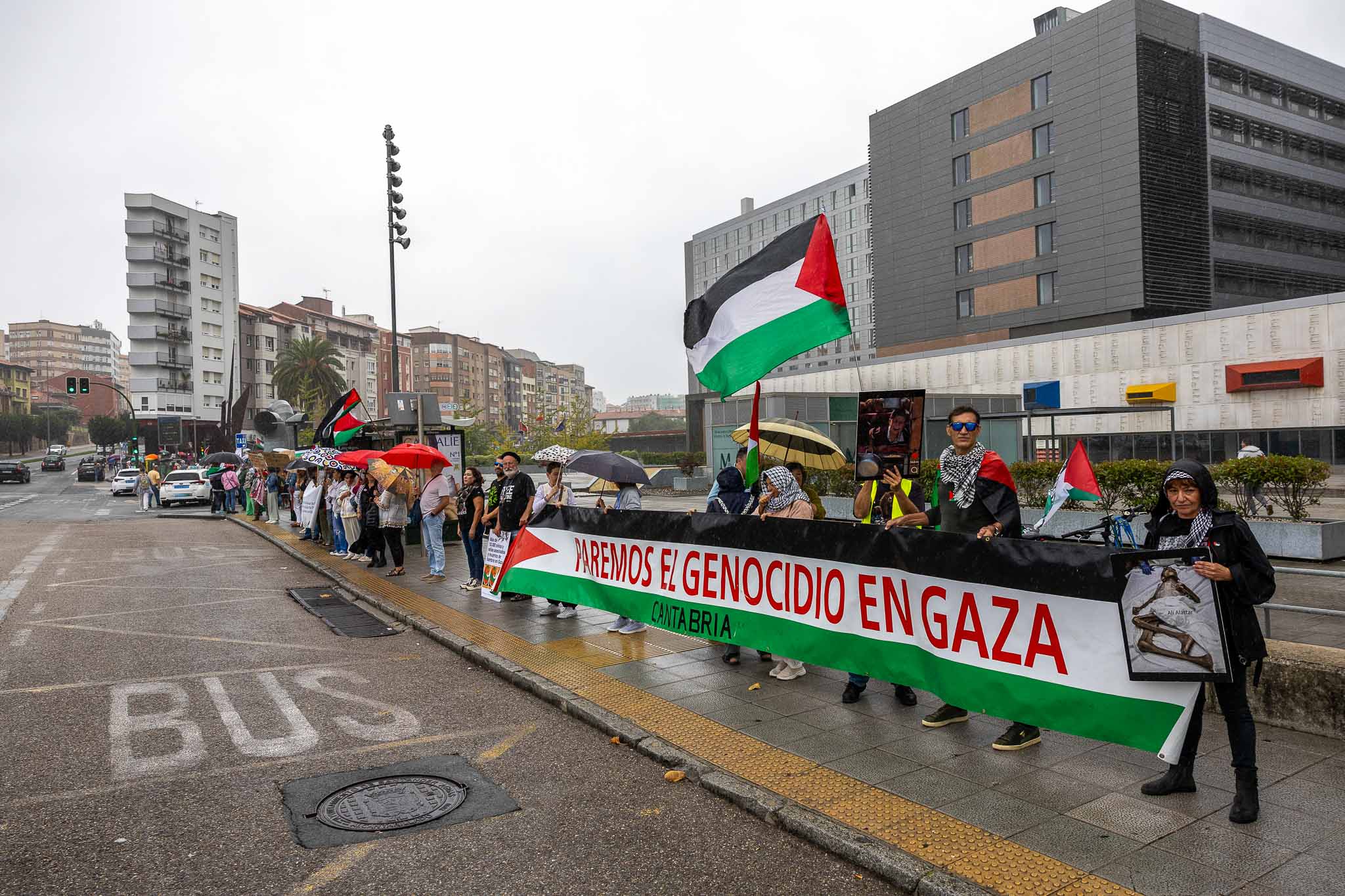 A pesar de la persistente lluvia que comenzó justo al inicio de la movilización, los manifestantes no se movieron. 