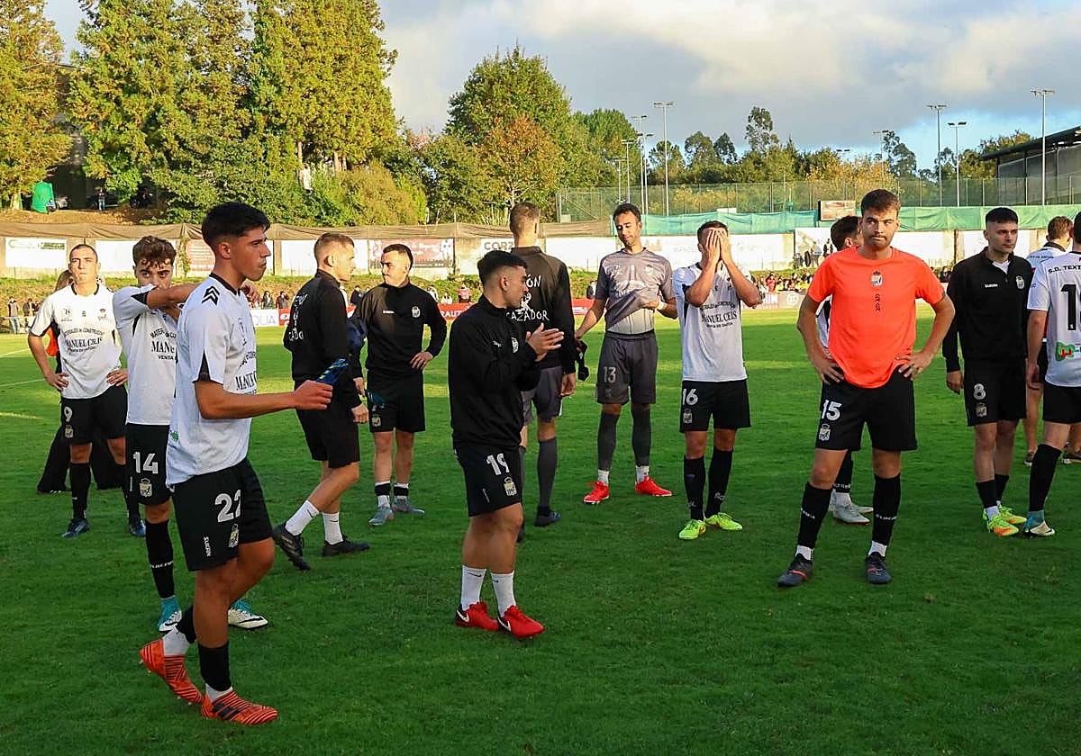 Los jugadores del Textil Escudo, tristes tras la goleada frente al Negreira.