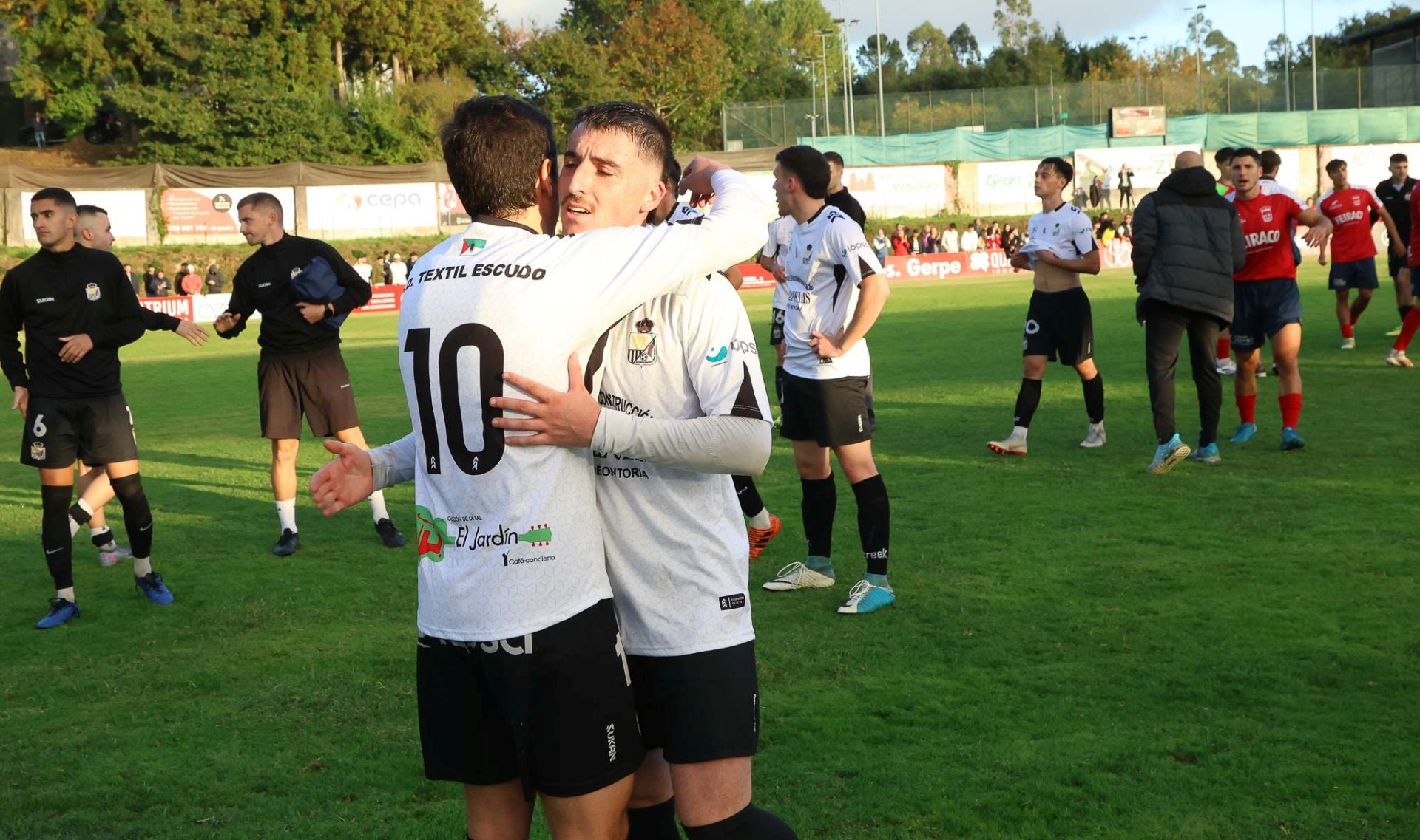 Raúl Rivero y Sergio se abrazan tras el partido. 