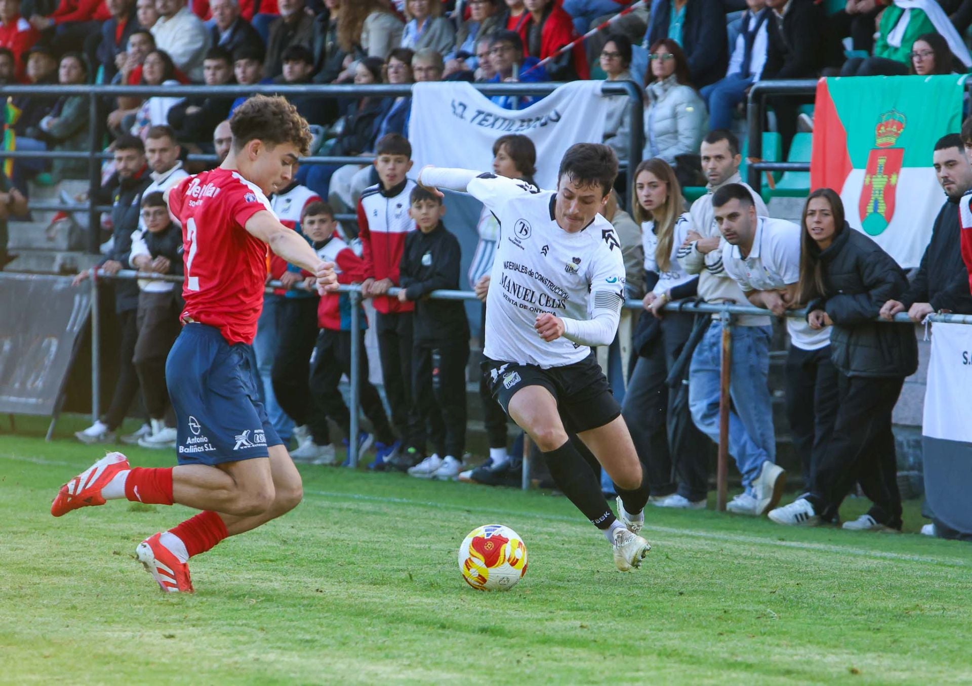 El capitán, Raúl Rivero, en un lance de la segunda mitad. 