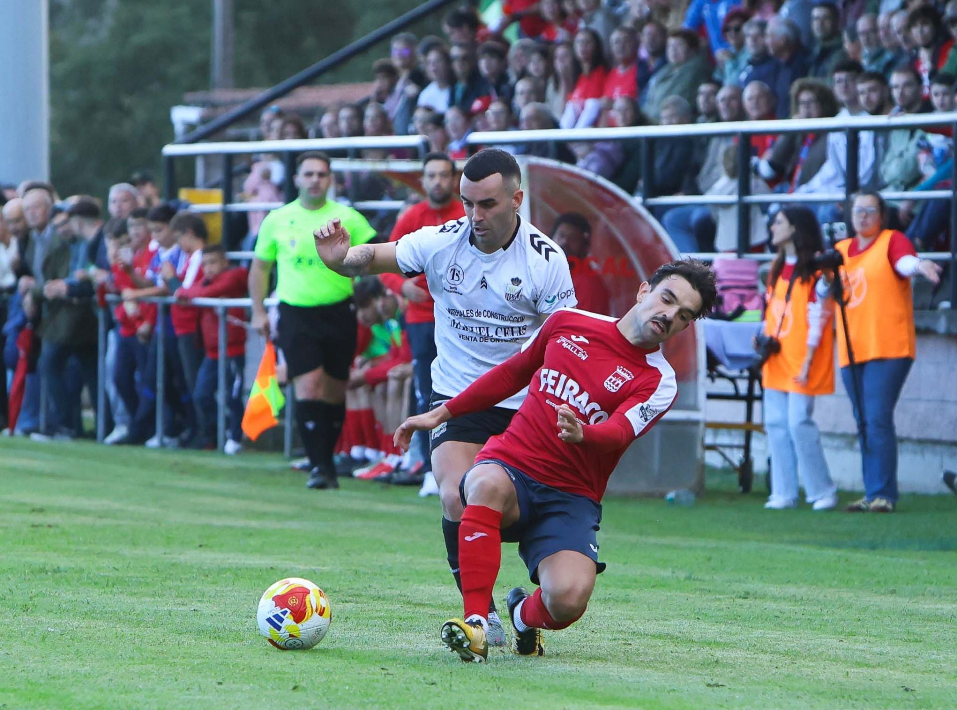 Valentín trata de desbordar por la banda. 