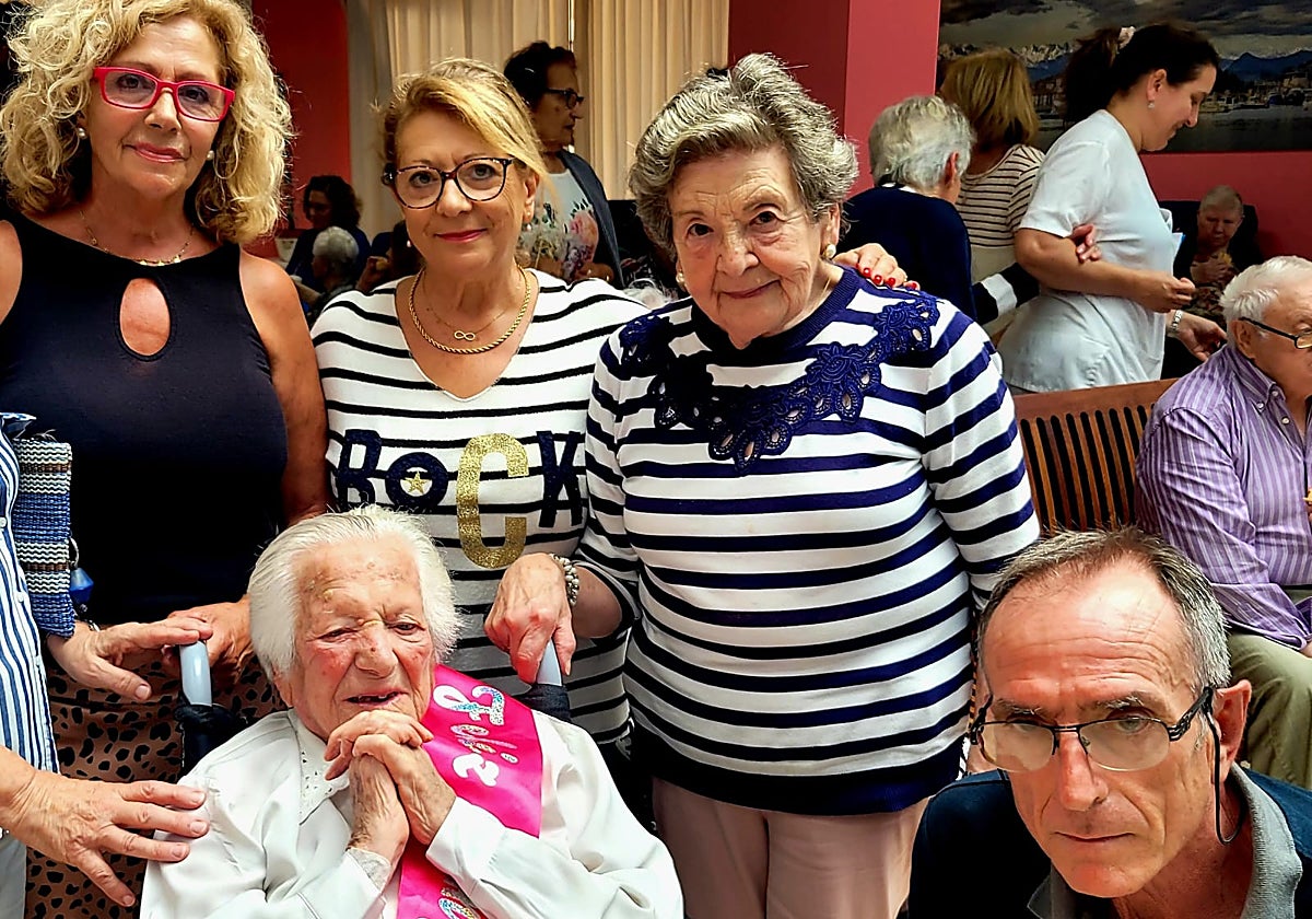 Celi junto a su familia, en la celebración de su 106 cumpleaños.