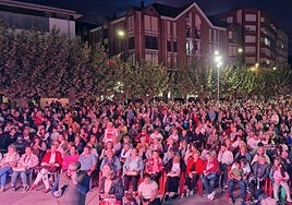La plaza de la Constitución se llenó de gente atenta a los números que iban saliendo.
