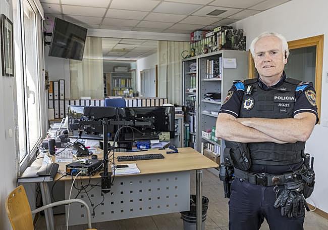Javier Valle, en la sede de la Policía Local de Camargo.