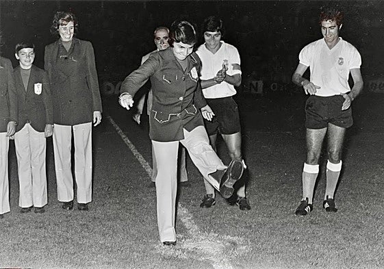 Cionín Villagrá hace el saque de honor junto a Chinchón e Isabelo. dm