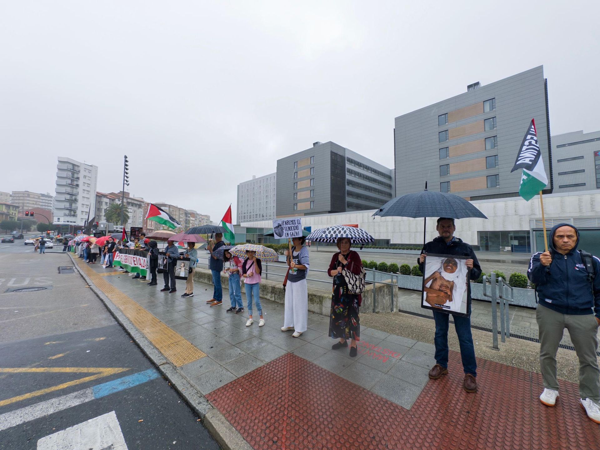 Un grupo de asistentes que formaron parte de la cadena humana que rodeó todo el Hospital de Valdecilla.