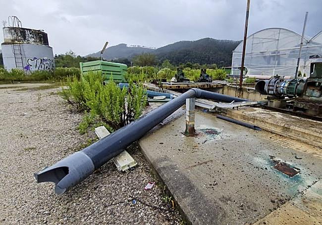 Materiales destrozados y por los suelos.