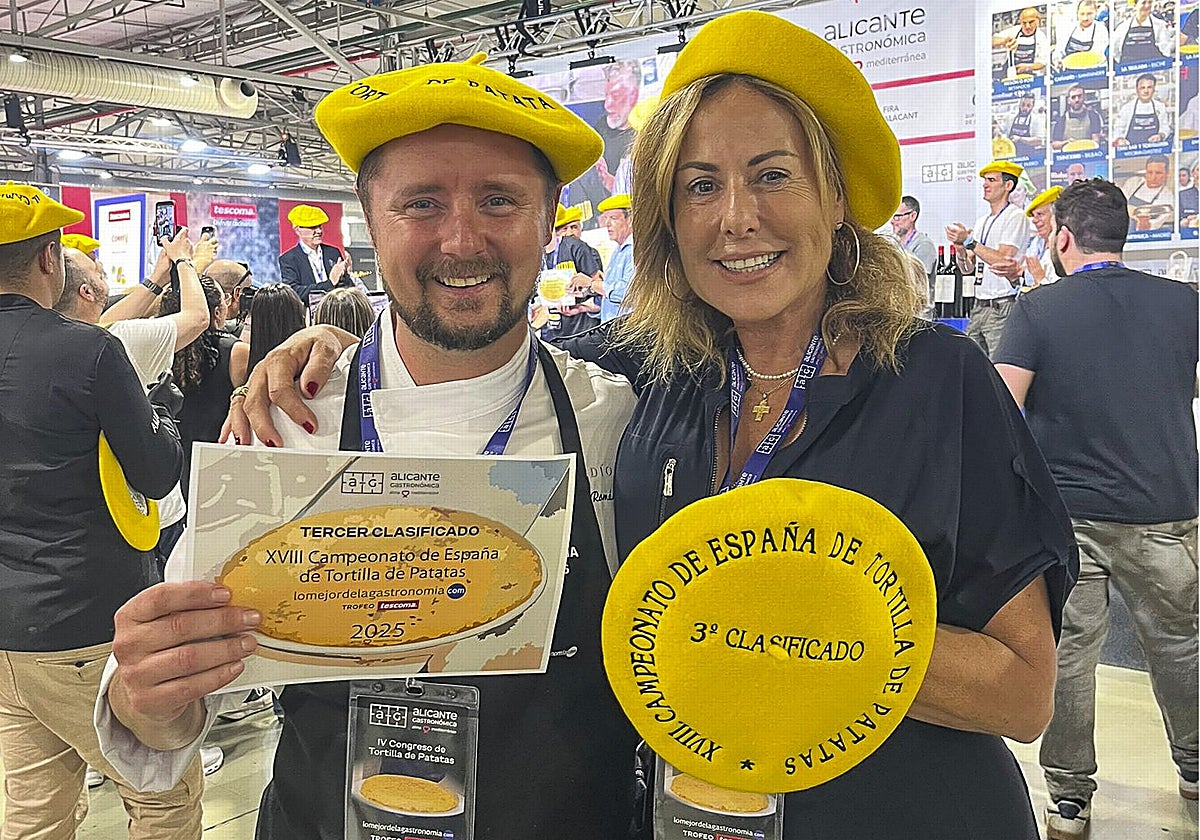 Pedro José Román, jefe de cocina, y Teresa Monteoliva, propietaria de Cañadío Santander, tras recibir el tercer premio del concurso.