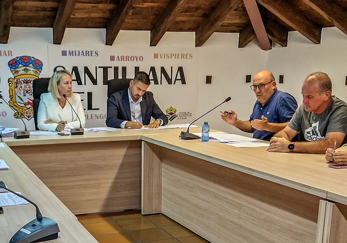 La alcaldesa Sara Izquierdo (PRC) y, a la derecha, el exalcalde Ángel Rodríguez (PSOE).